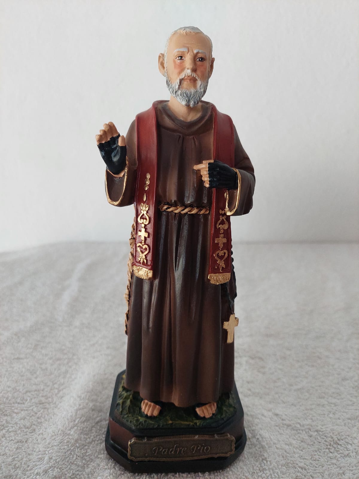 Imagem de São Padre Pio 20cm em resina.