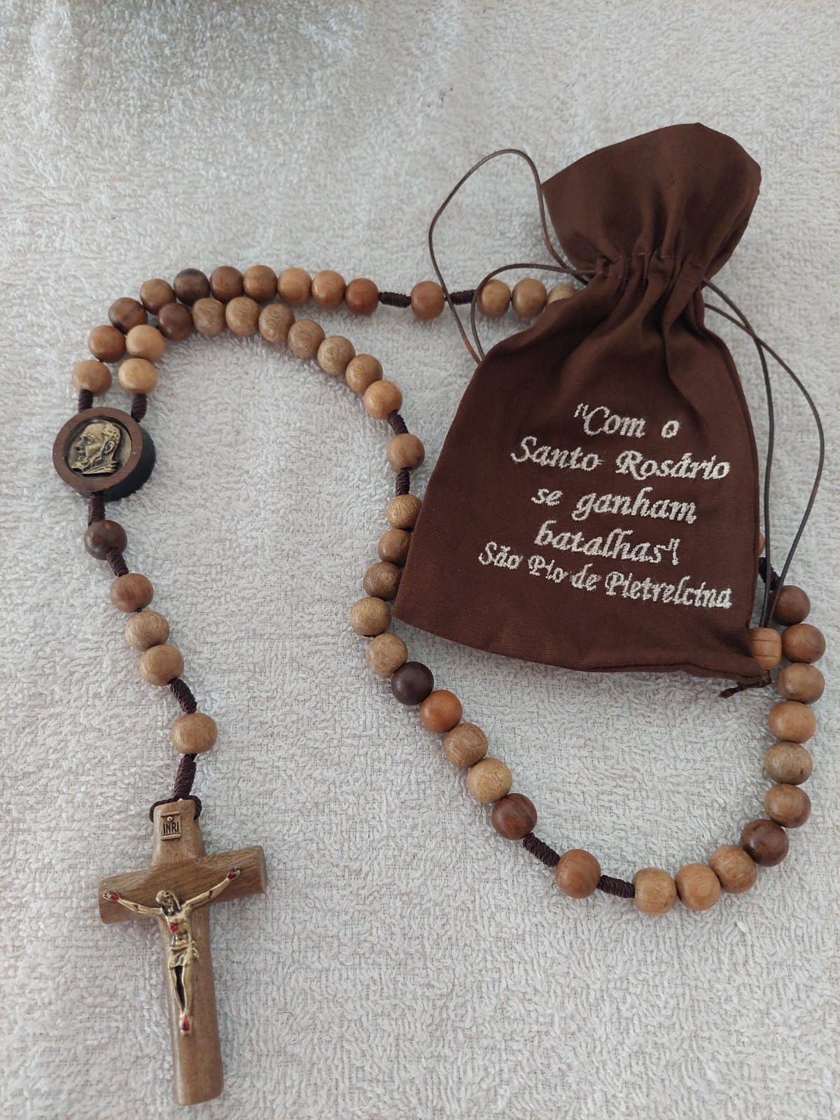 Terço Padre Pio em madeira imbuia com saquinho cores preto e marrom.