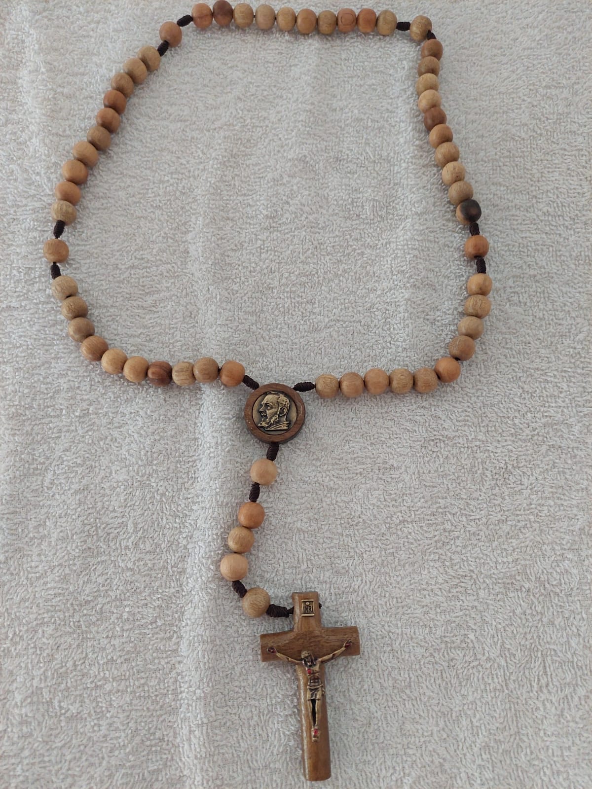 Terço São Padre Pio de madeira imbuia 10mm