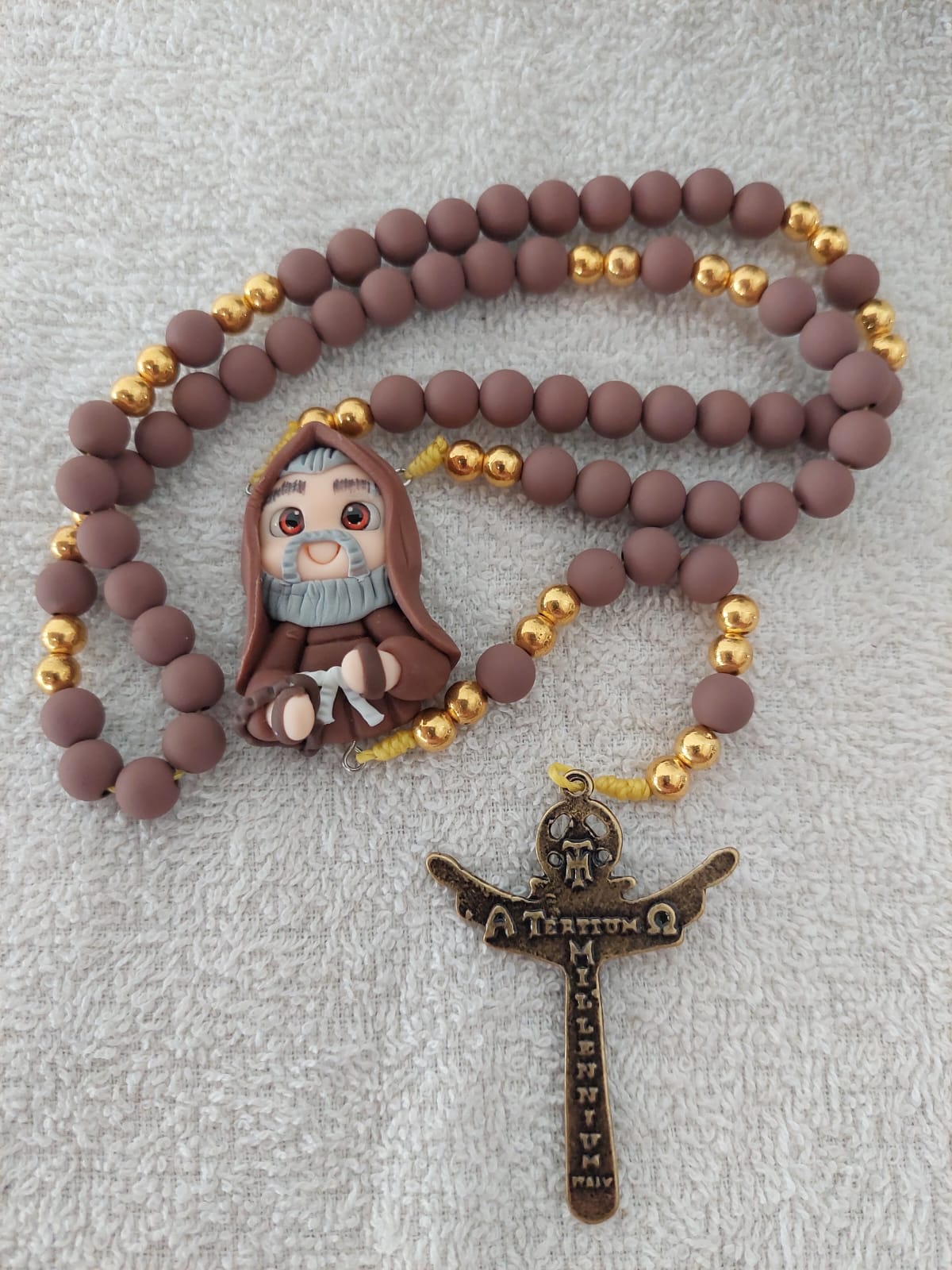 Terço São Padre Pio em Biscuit Infantil.