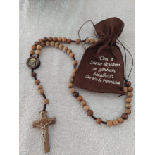 Terço Padre Pio em madeira imbuia com saquinho cores preto e marrom.