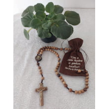 Terço Padre Pio em madeira imbuia com saquinho cores preto e marrom.