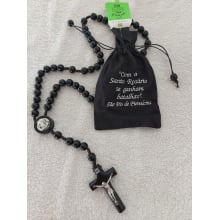 Terço Padre Pio em madeira imbuia com saquinho cores preto e marrom.