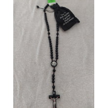 Terço Padre Pio em madeira imbuia com saquinho cores preto e marrom.